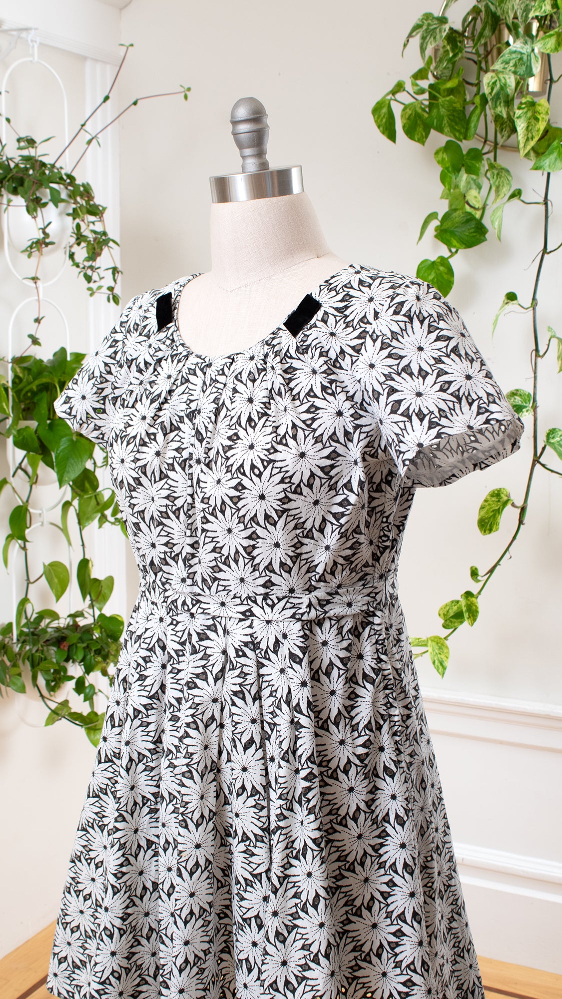1950s Floral Cutwork Cotton Dress | x-large