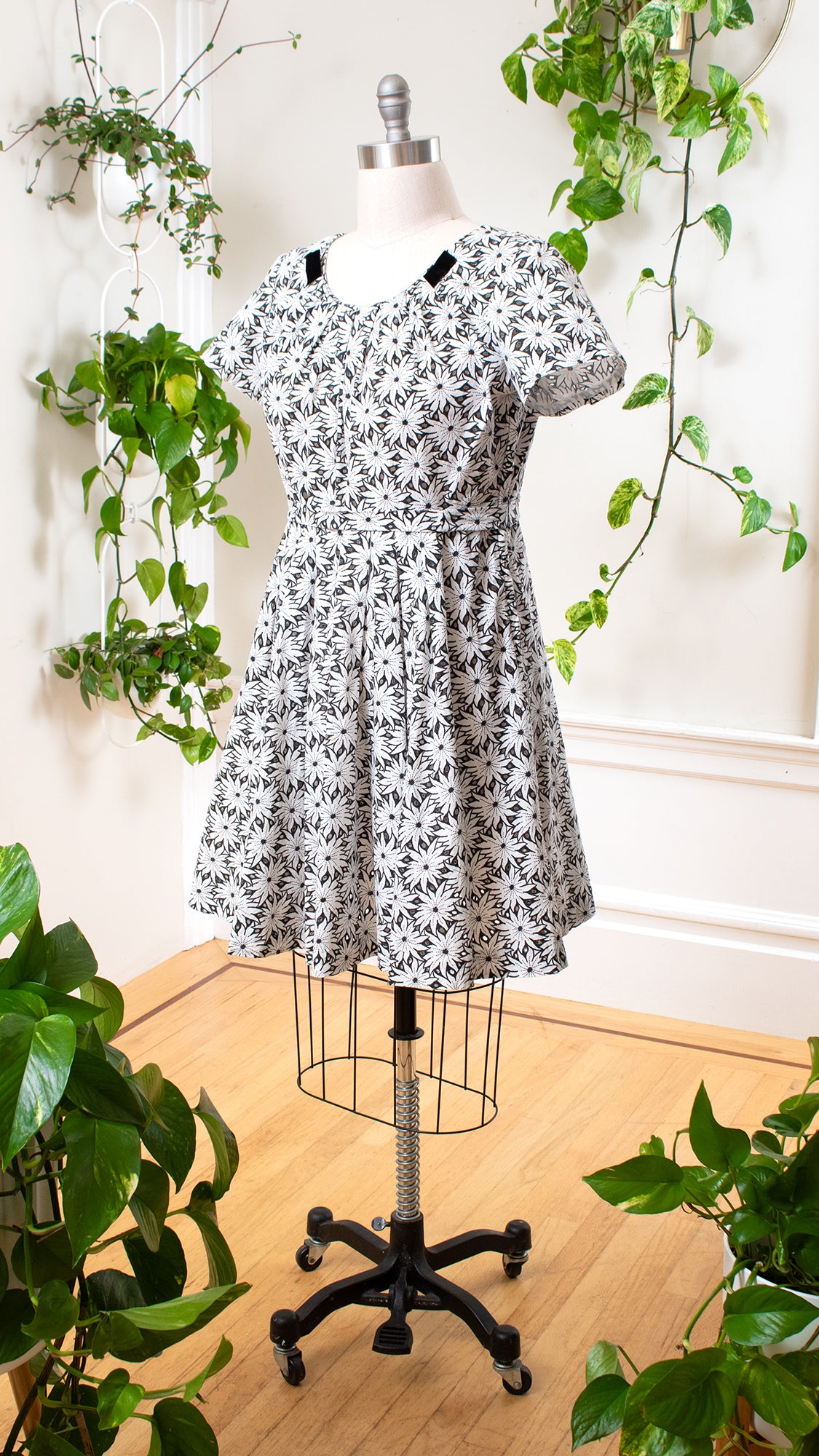 1950s Floral Cutwork Cotton Dress | x-large