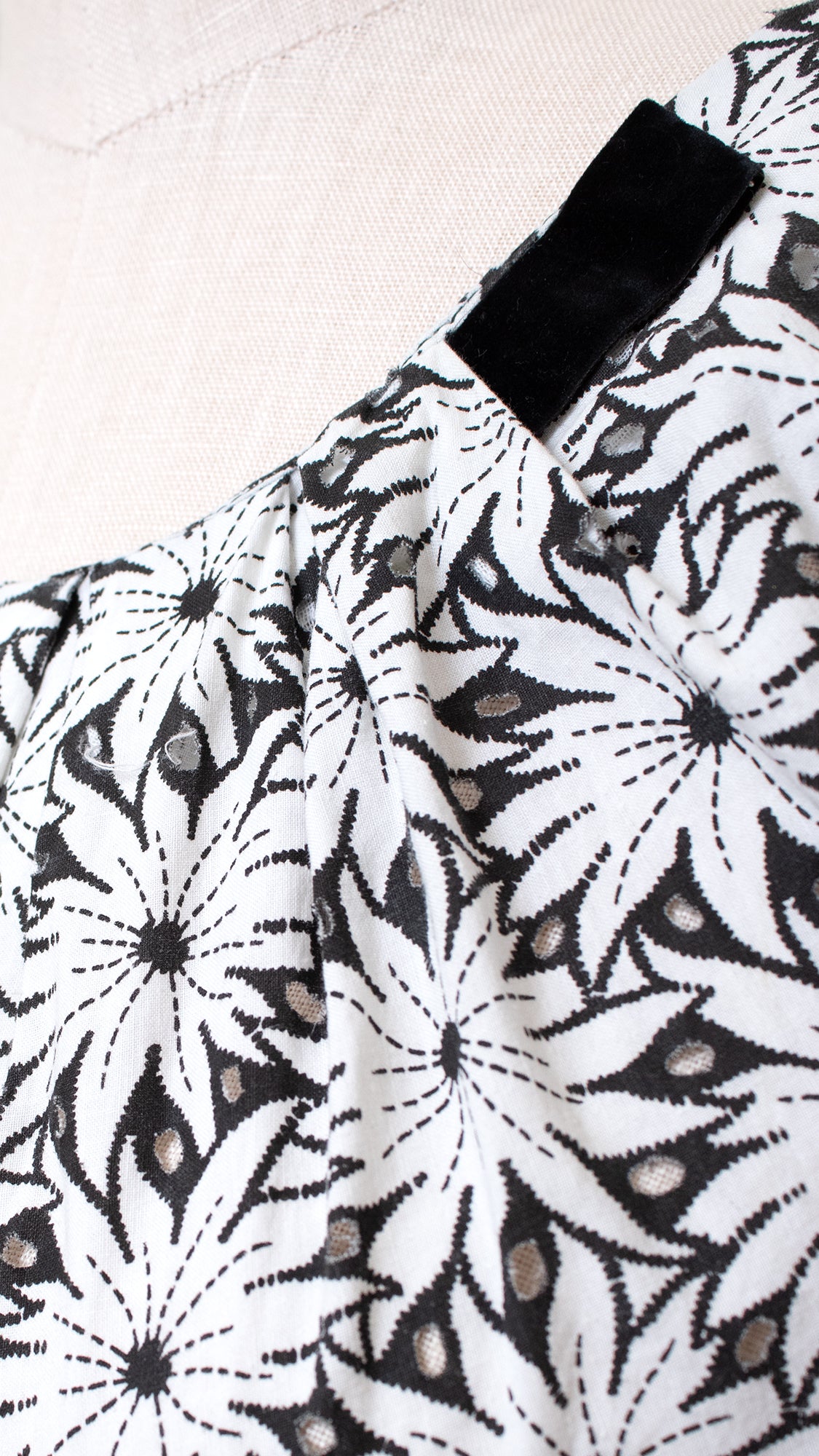 1950s Floral Cutwork Cotton Dress | x-large