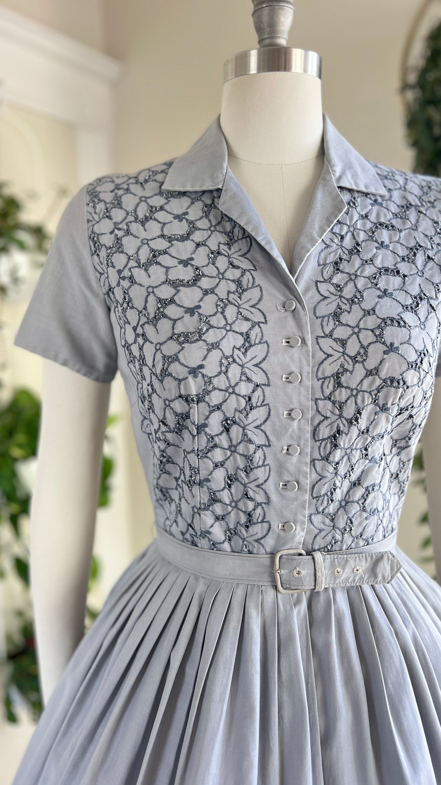 1950s Floral Eyelet Shirt Dress | small/medium