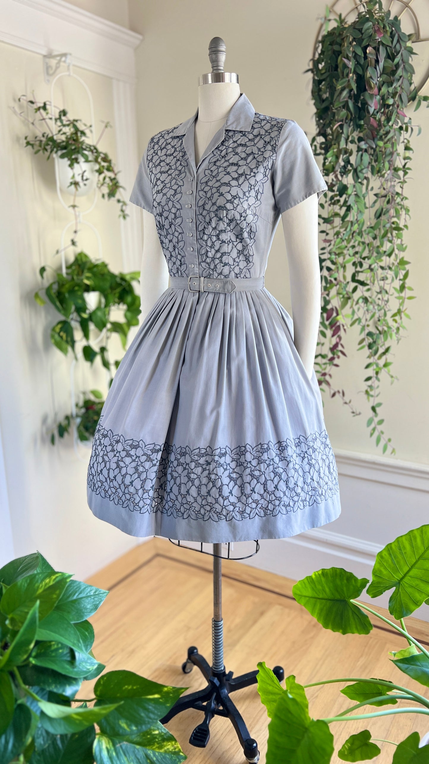 1950s Floral Eyelet Shirt Dress | small/medium