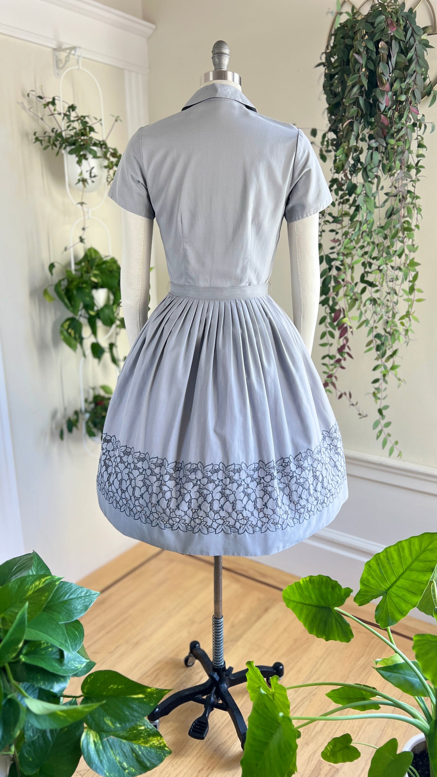 1950s Floral Eyelet Shirt Dress | small/medium