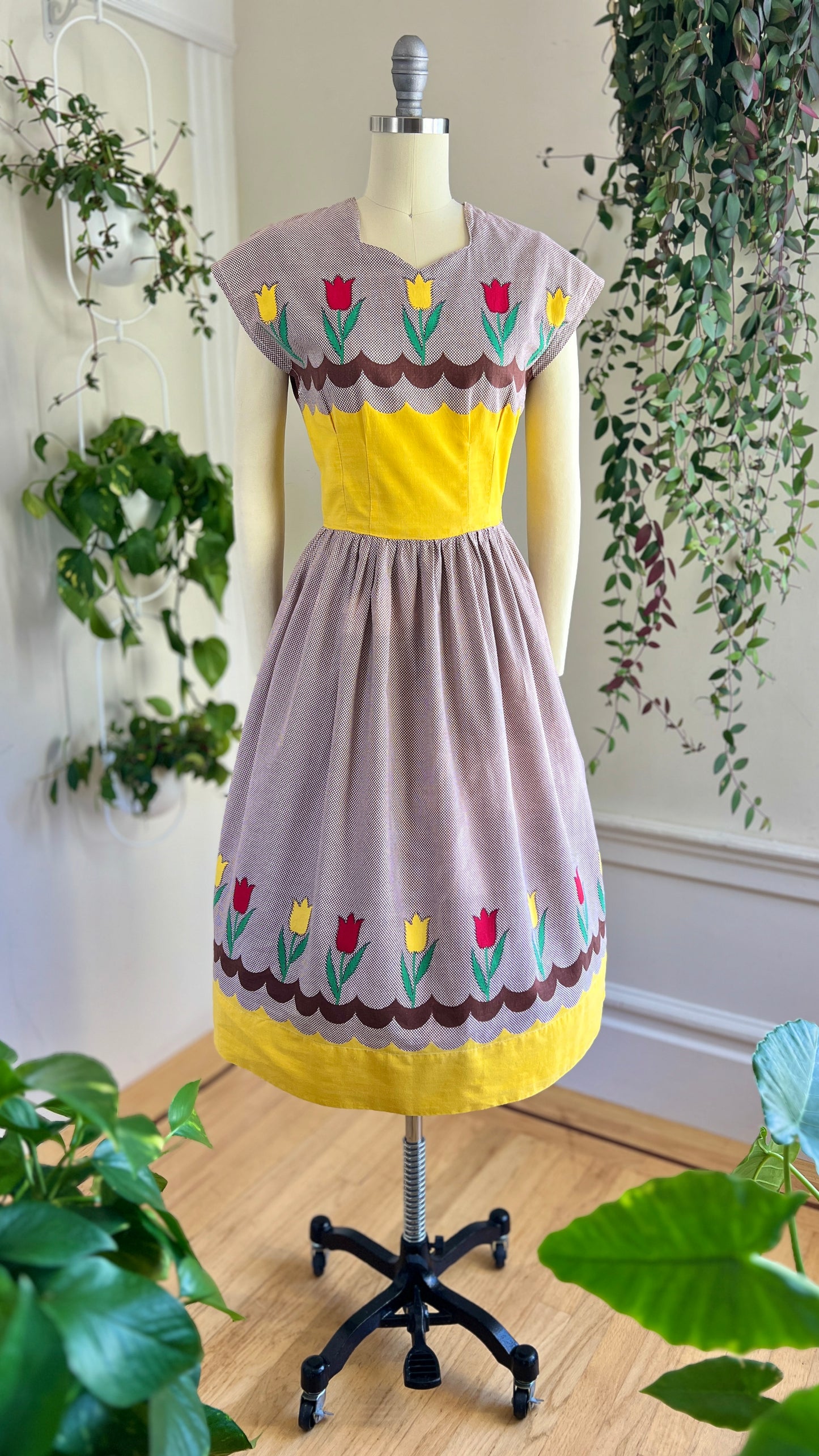 1940s 1950s Tulip Border Print Dress | x-small