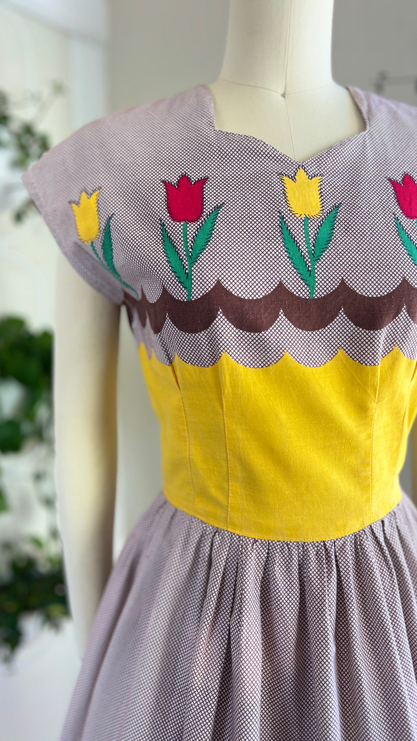 1940s 1950s Tulip Border Print Dress | x-small