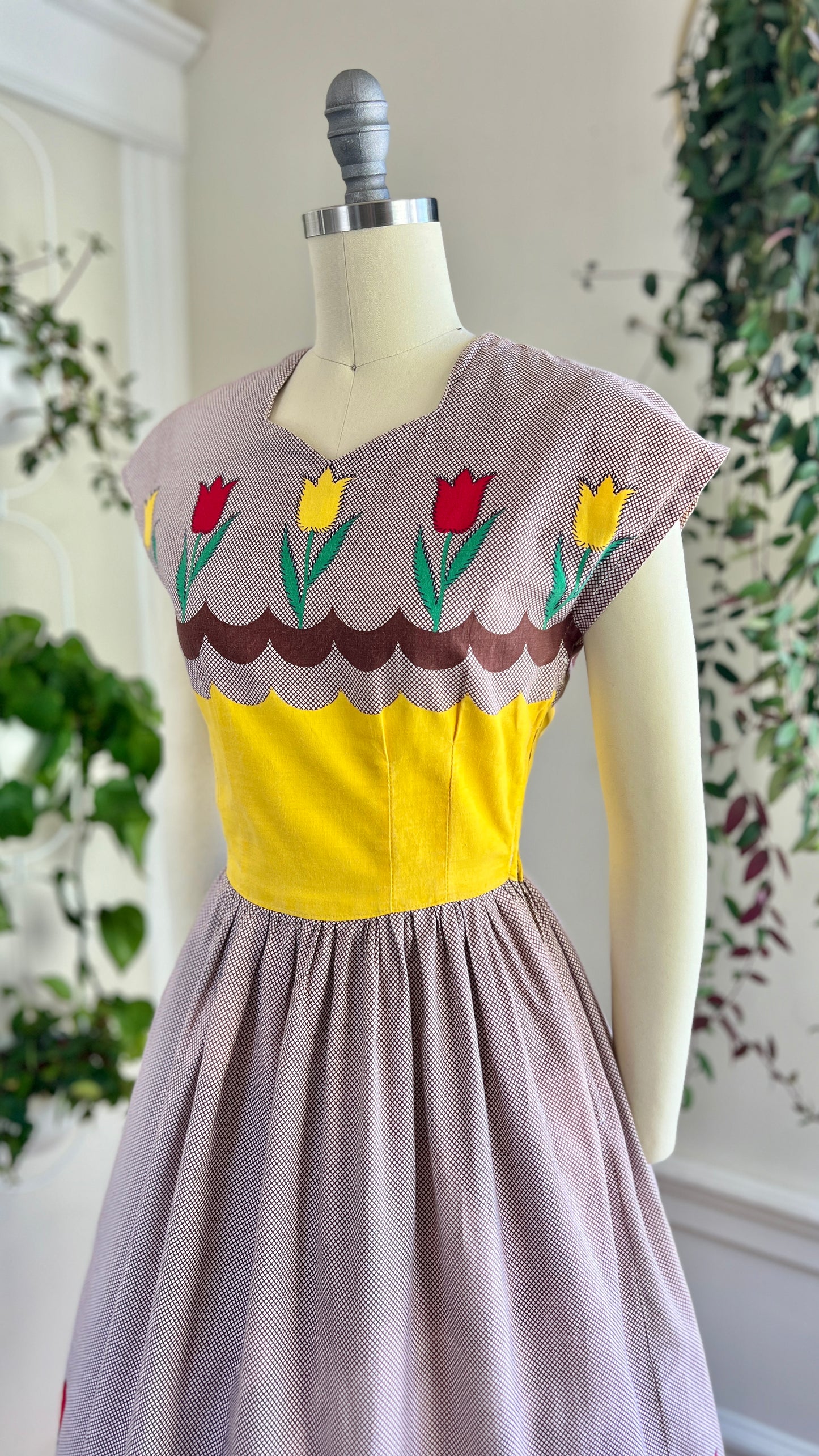 1940s 1950s Tulip Border Print Dress | x-small