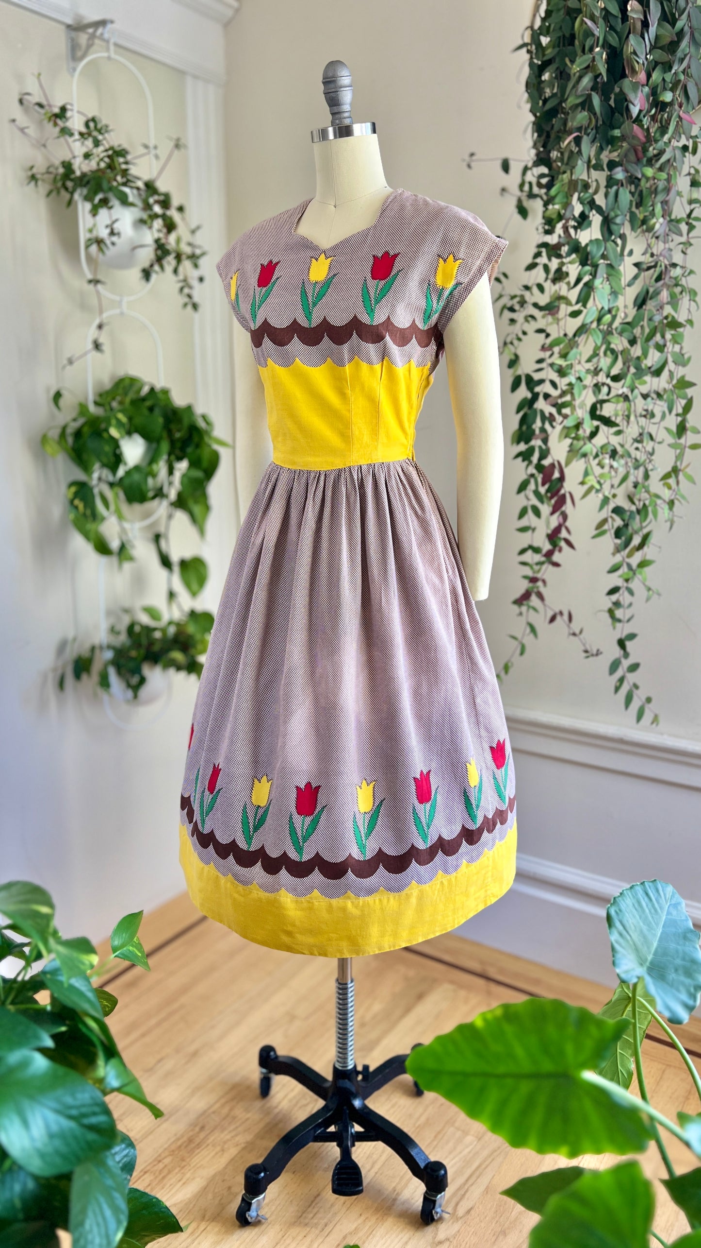 1940s 1950s Tulip Border Print Dress | x-small