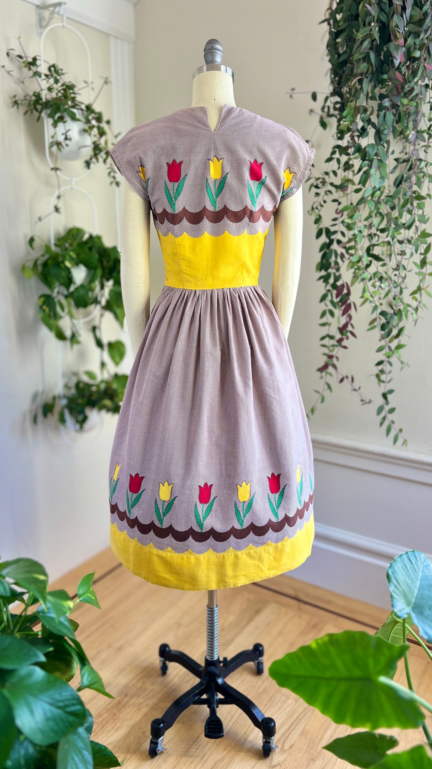 1940s 1950s Tulip Border Print Dress | x-small