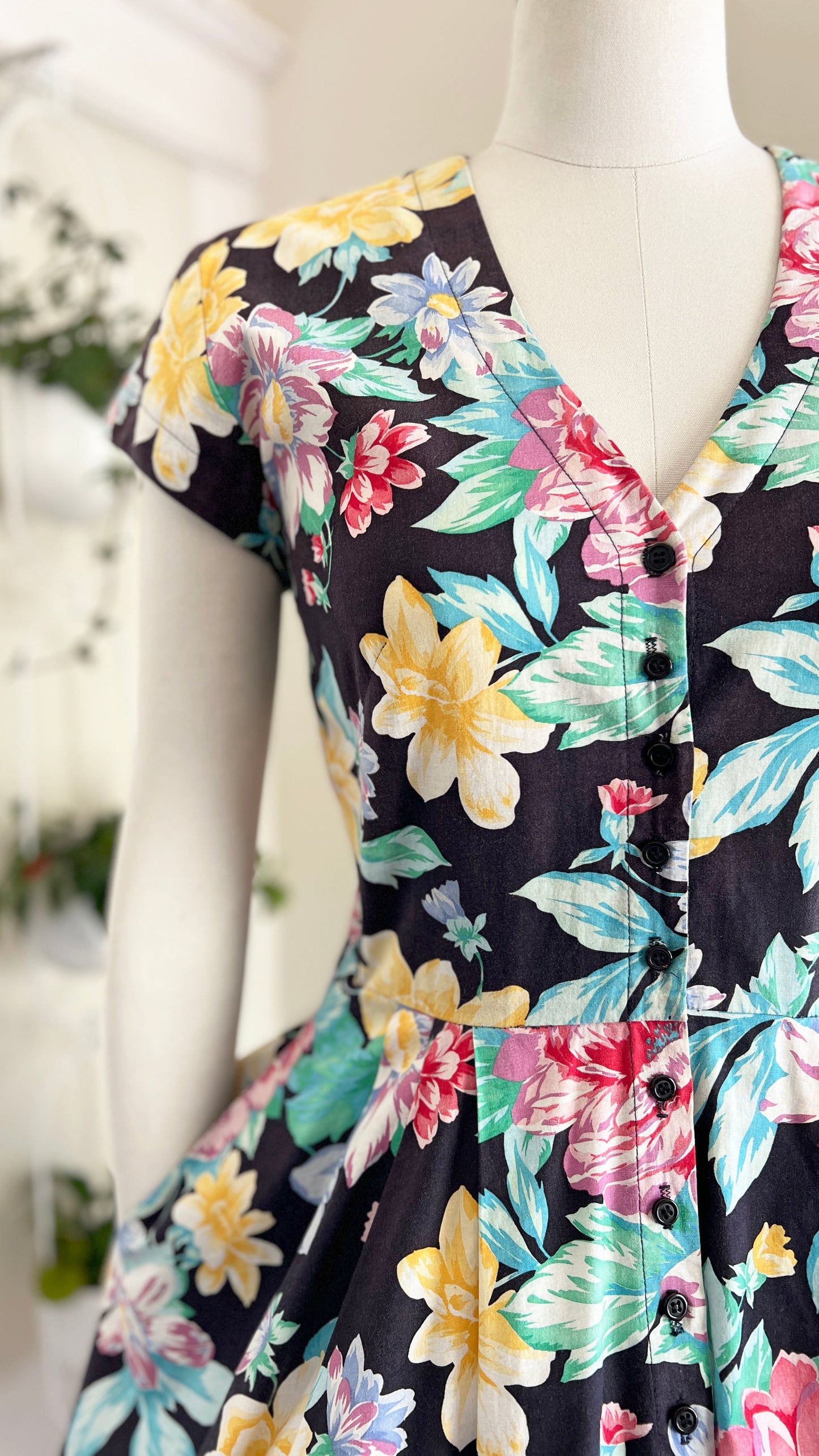 1980s KARIN STEVENS Floral Shirt Dress | medium