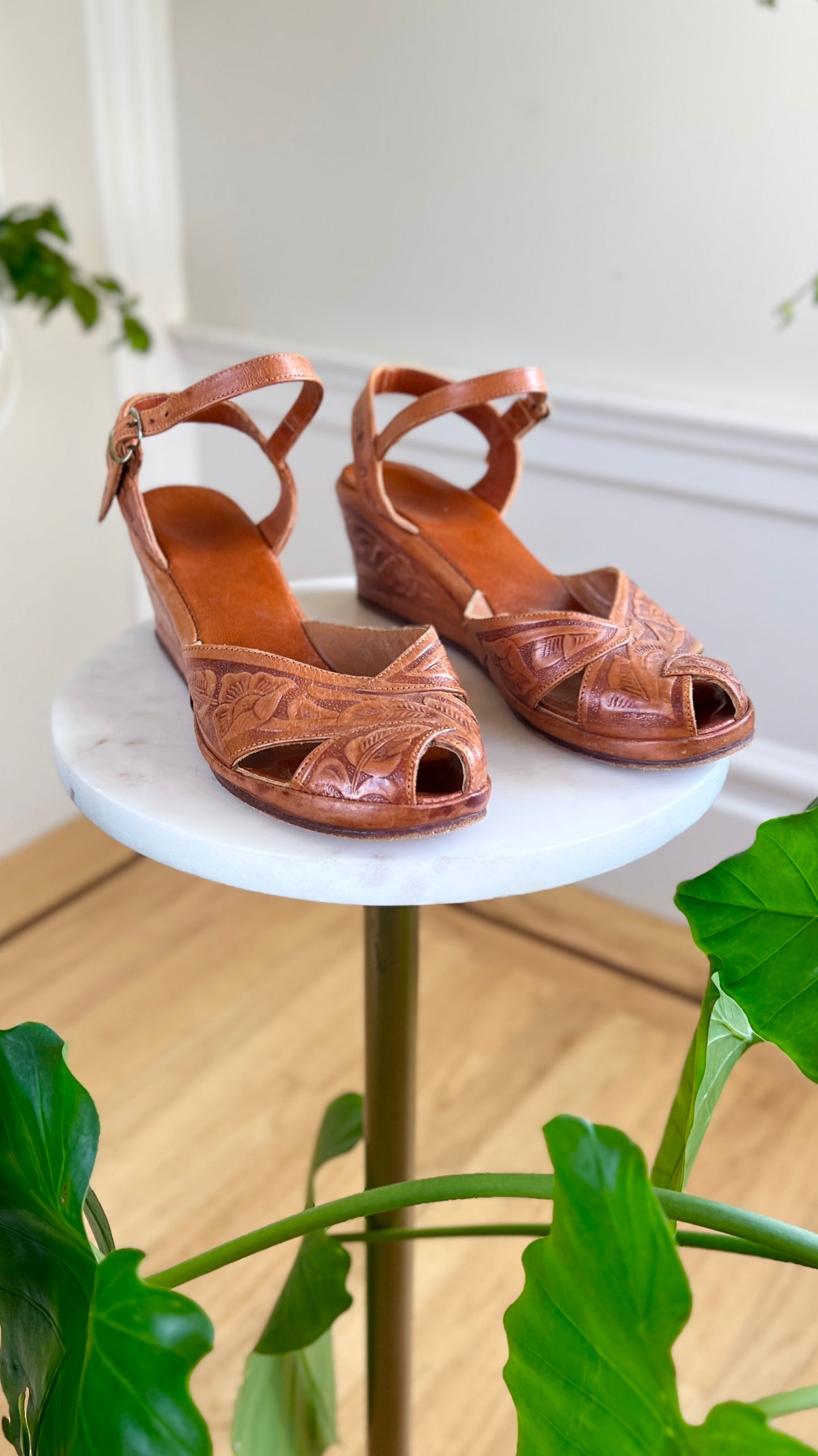 1940s Tooled Leather Wedges | size US 7.5-8