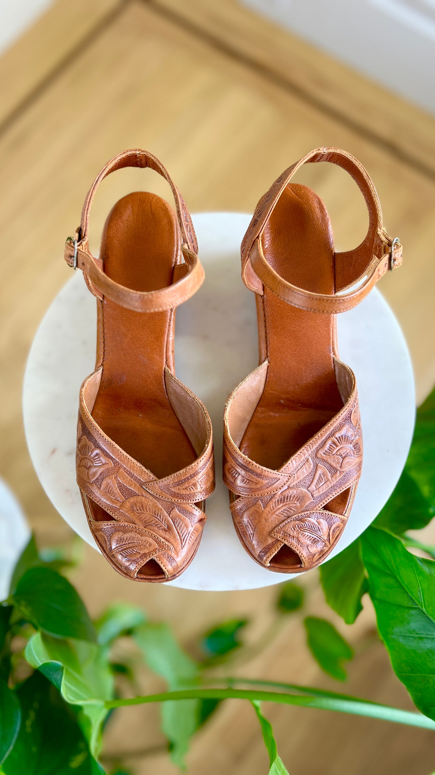 1940s Tooled Leather Wedges | size US 7.5-8