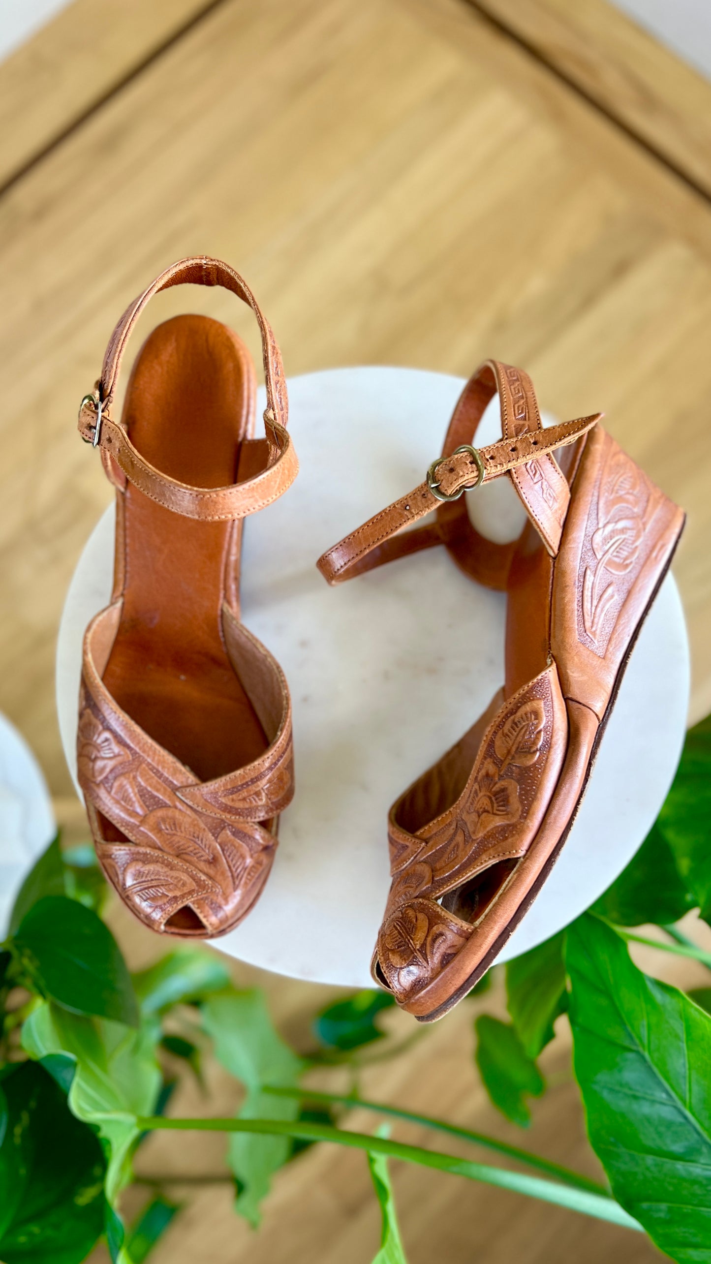 1940s Tooled Leather Wedges | size US 7.5-8