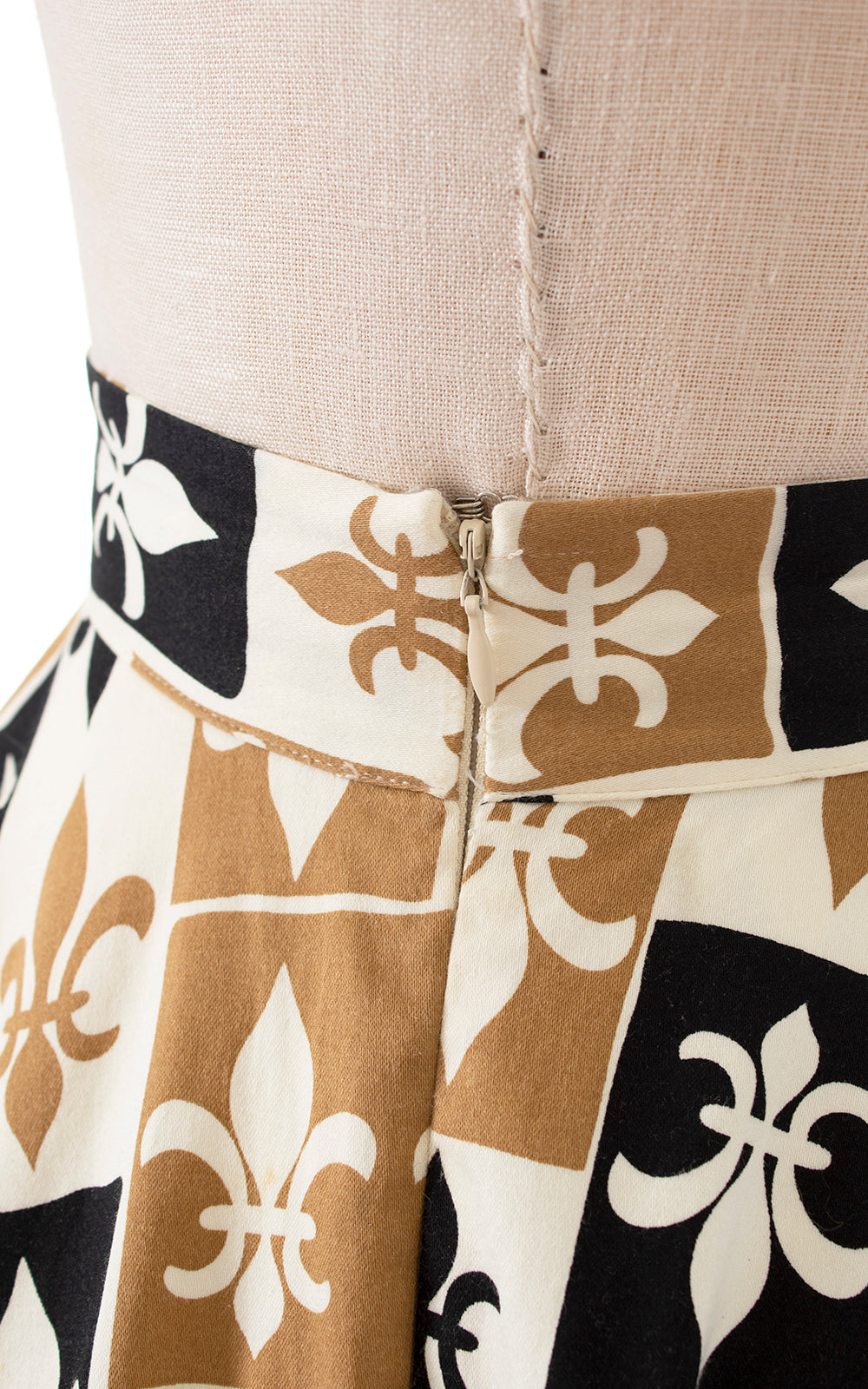 Modern 1950s Style TRASHY DIVA Fleur-De-Lis Novelty Print Circle Skirt with Pockets | medium