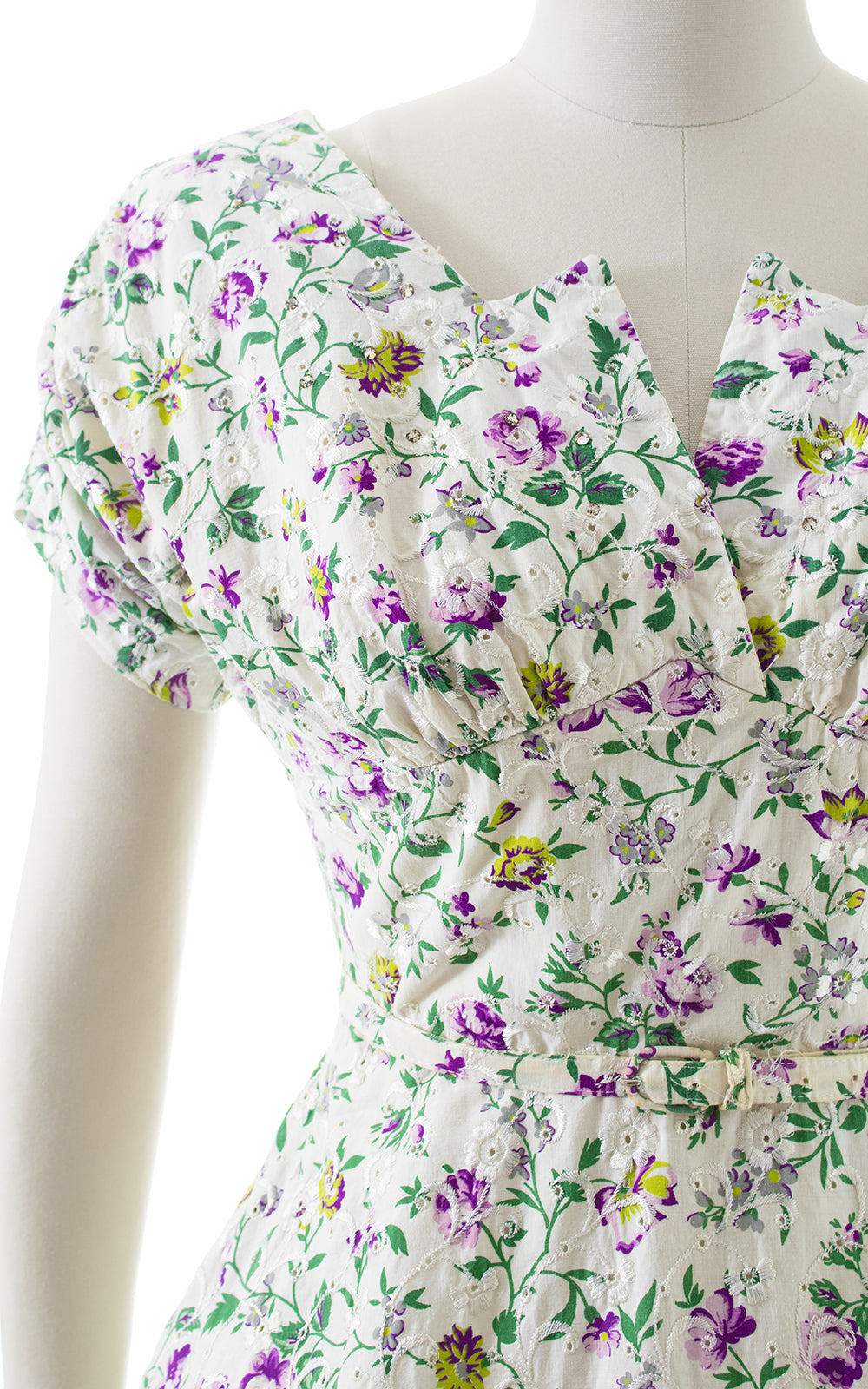 1950s Floral Embroidered Eyelet Dress | medium – Birthday Life Vintage