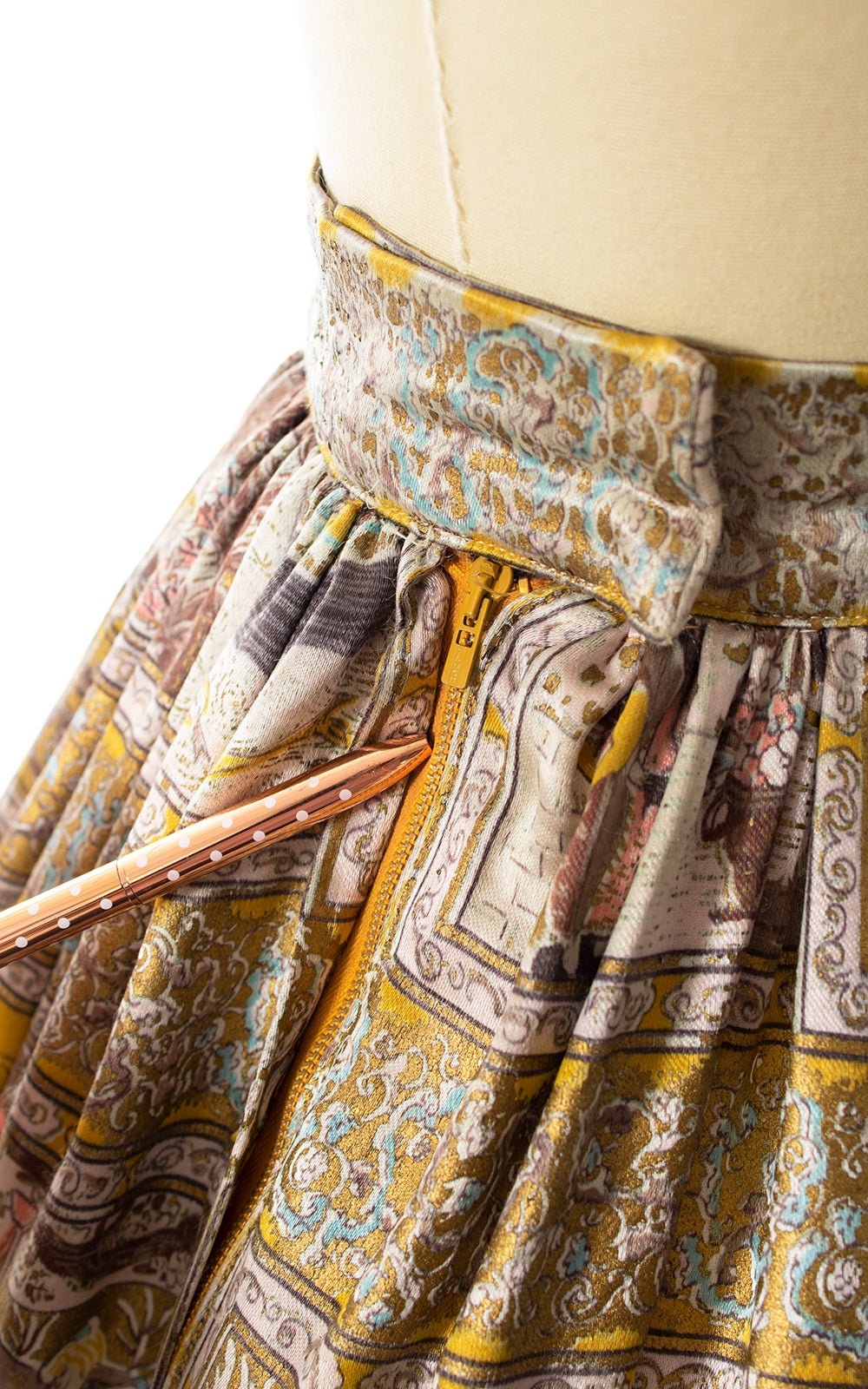 BLV x DEANNA || 1950s Persian Folklore Novelty Print Skirt | small