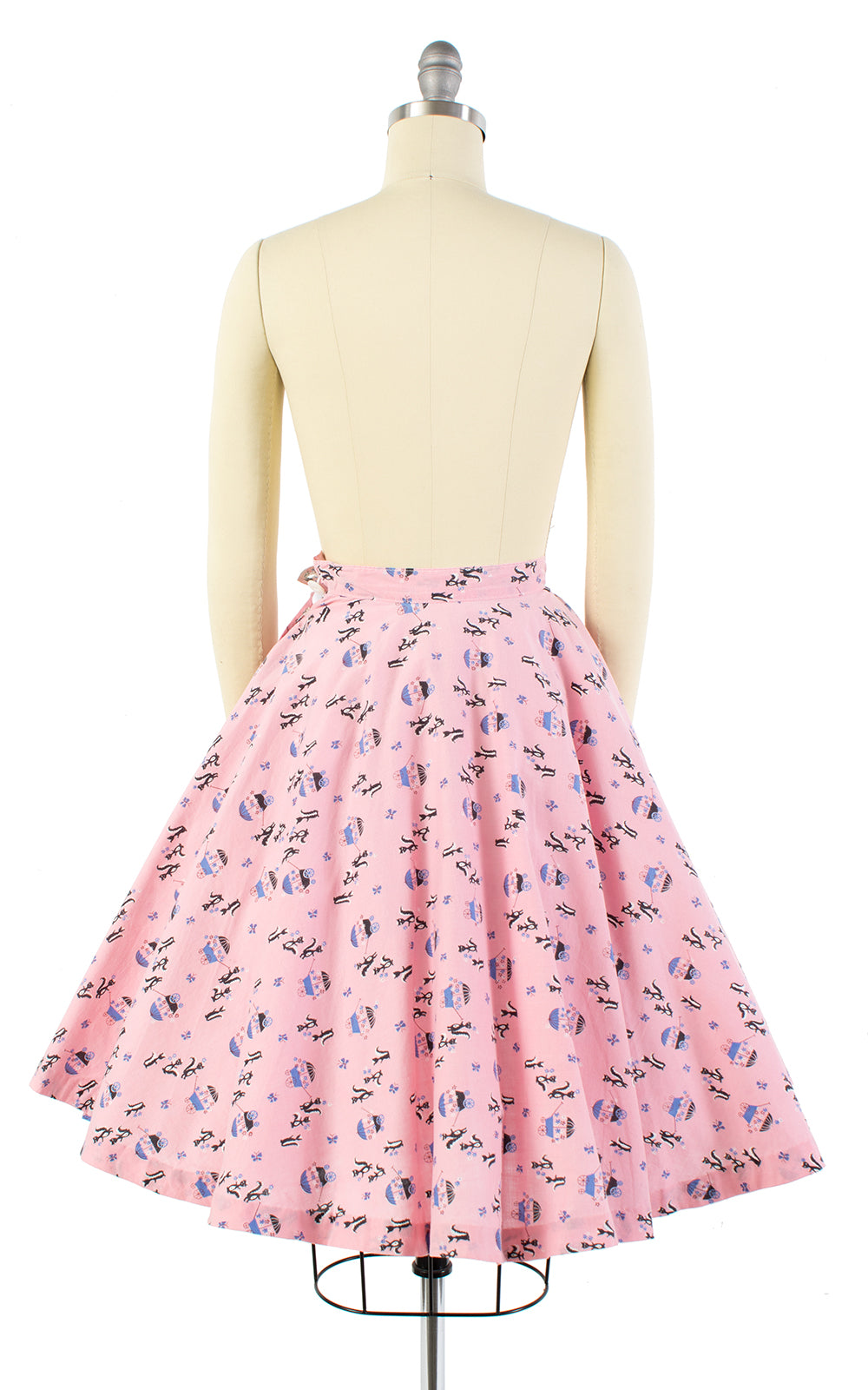 1950s Skunks Flower Cart Novelty Print Pink Circle Skirt | x-small