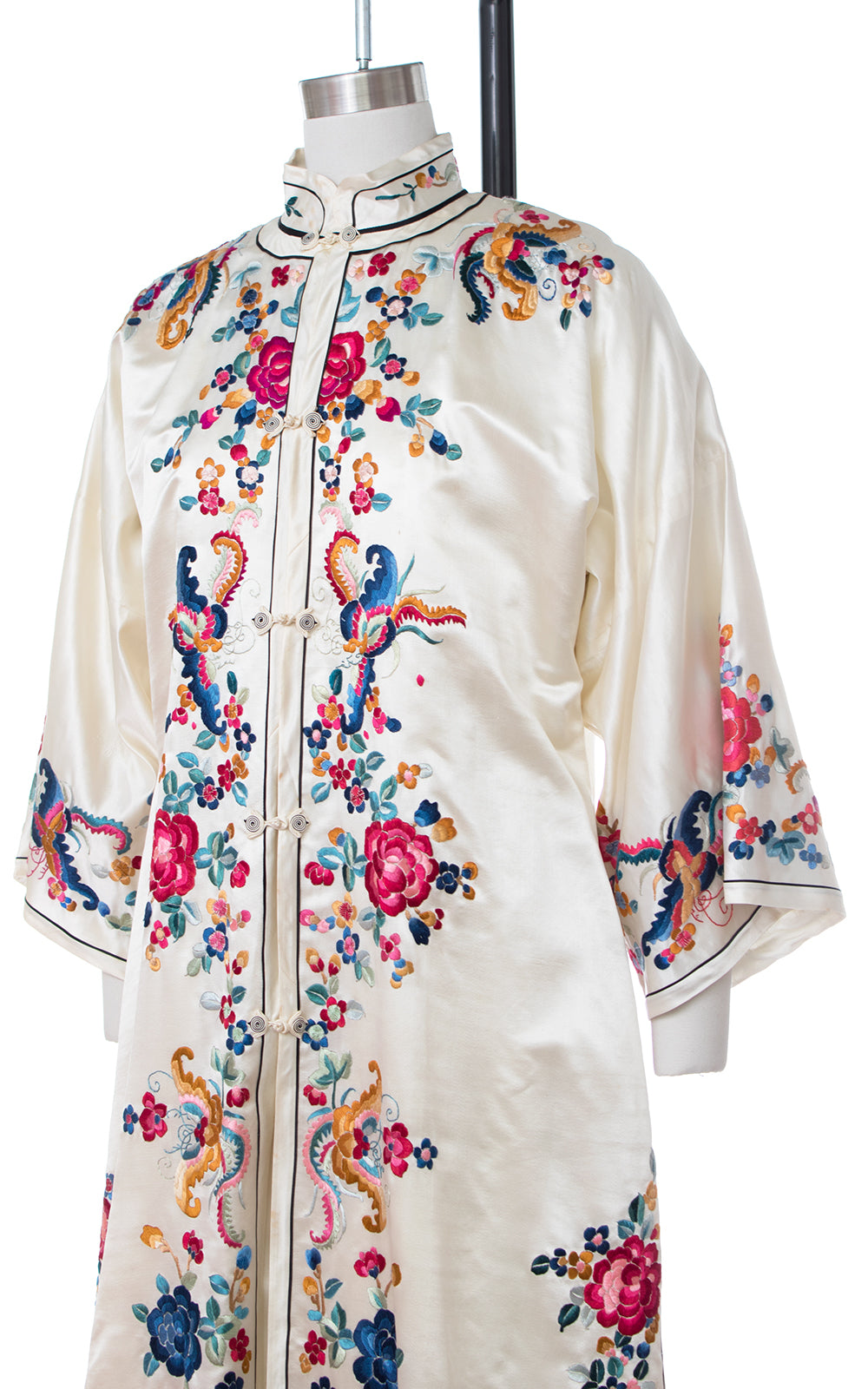 1940s Asian Bug Floral Embroidered Silk Satin Loungewear Set