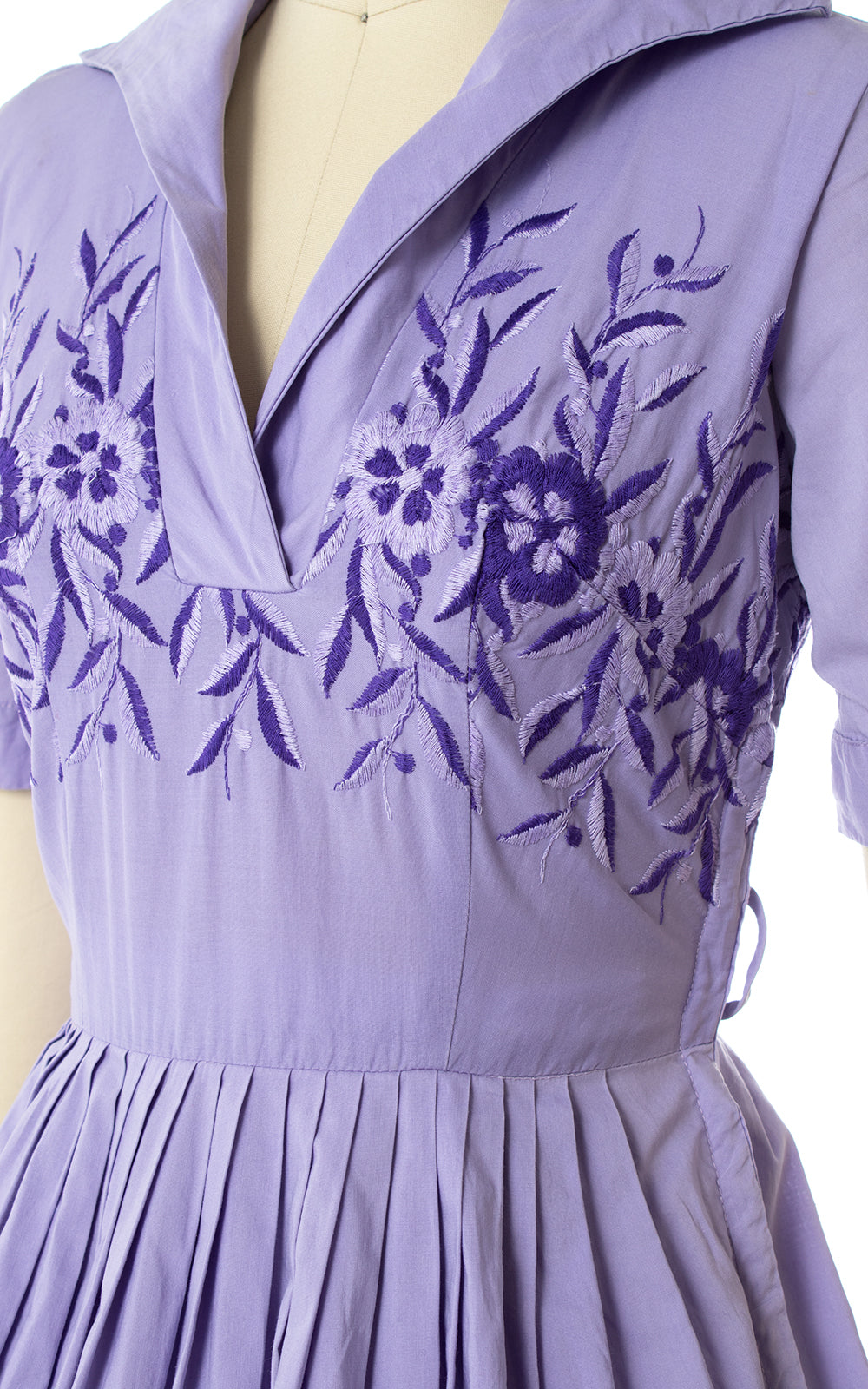 1950s Floral Embroidered Lavender Dress