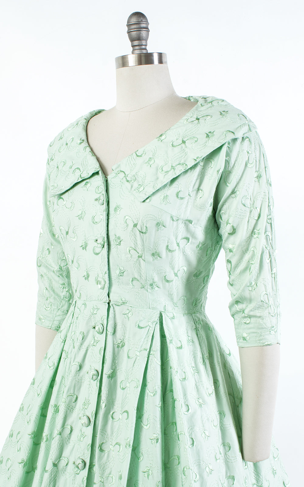 1950s Tulip Embroidered Mint Green Cotton Shirtwaist Dress | medium