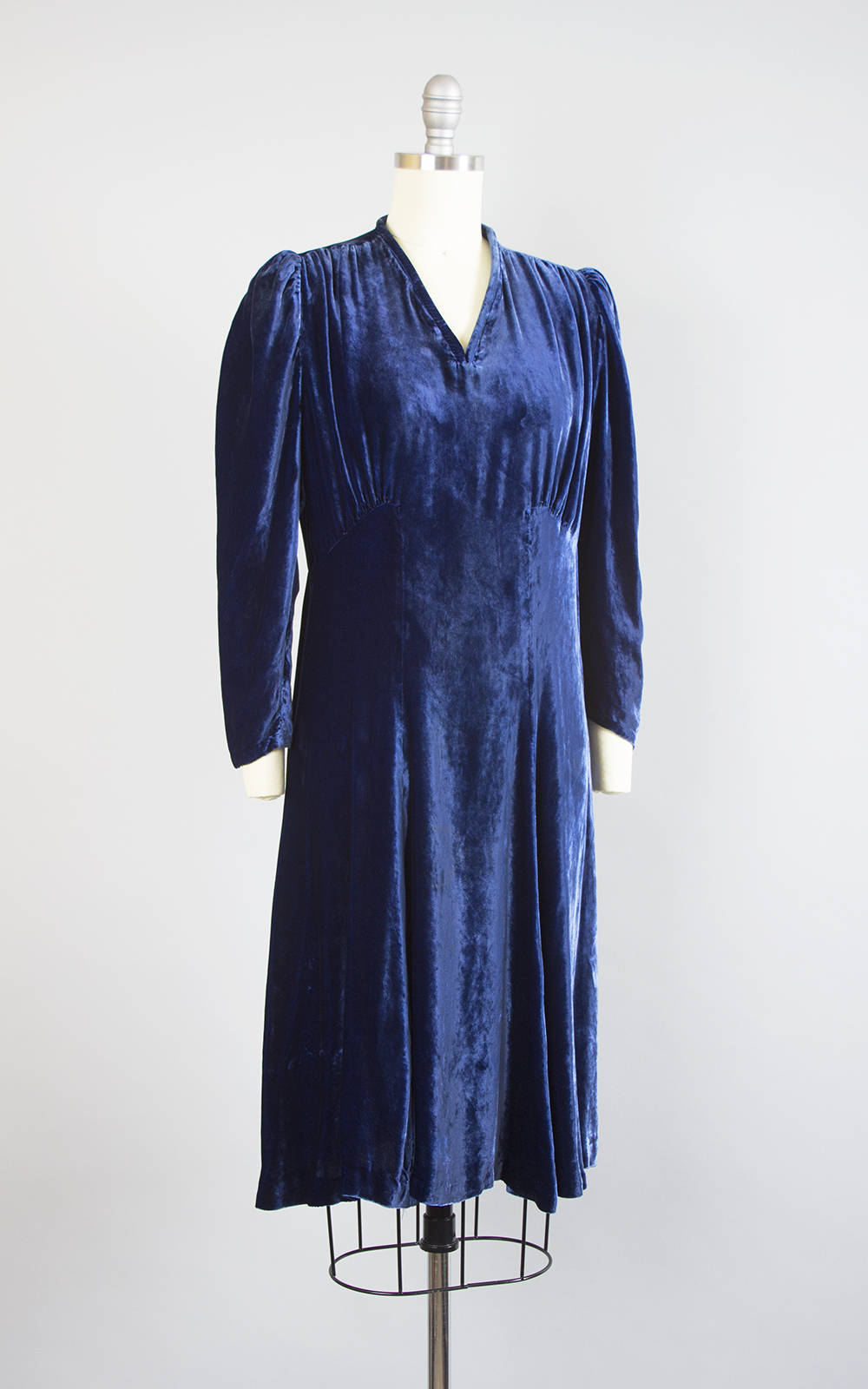 1930s 1940s Dark Blue Silk Velvet Bias Cut Evening Dress 1930s 1940s Dark Blue Silk Velvet Bias Cut Evening Dress