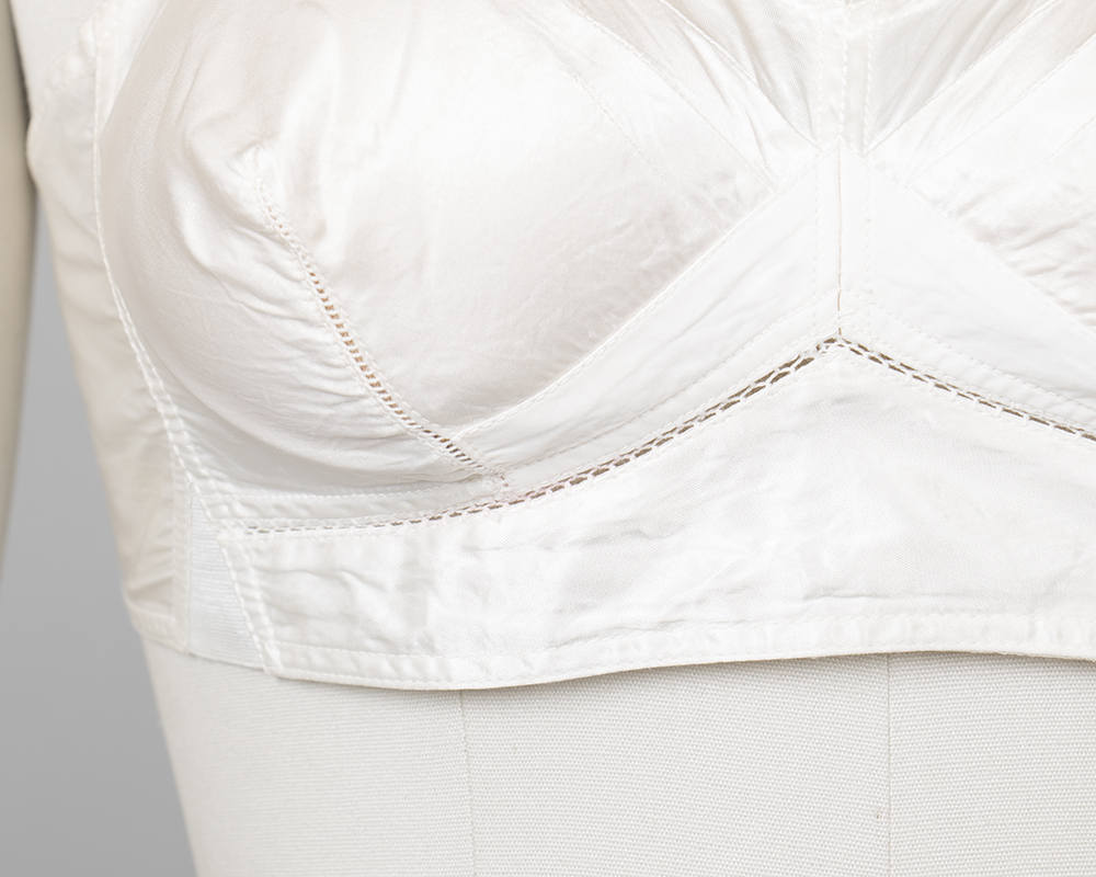 White Overbust Wire Circle Cup Bullet Bra circa 1950s – Dorothea's Closet  Vintage