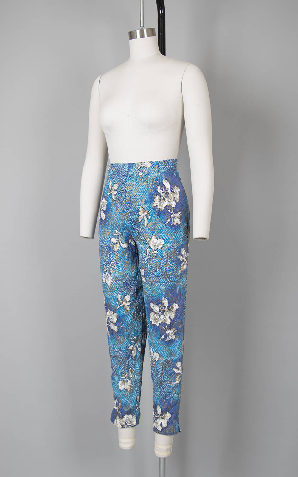 Vintage 1950s Capris | 50s Quilted Hawaiian Floral Print Cotton Blue Metallic Gold High Waisted Pants (small)