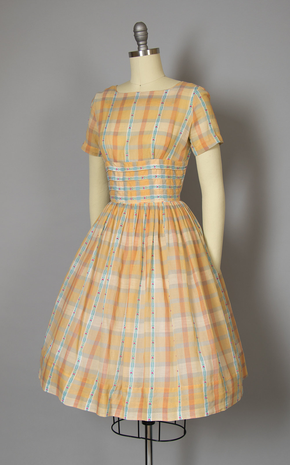 Vintage 1950s Dress | 50s Peach Peach Plaid Floral Woven Cotton Voile Full Skirt Day Dress (x-small)