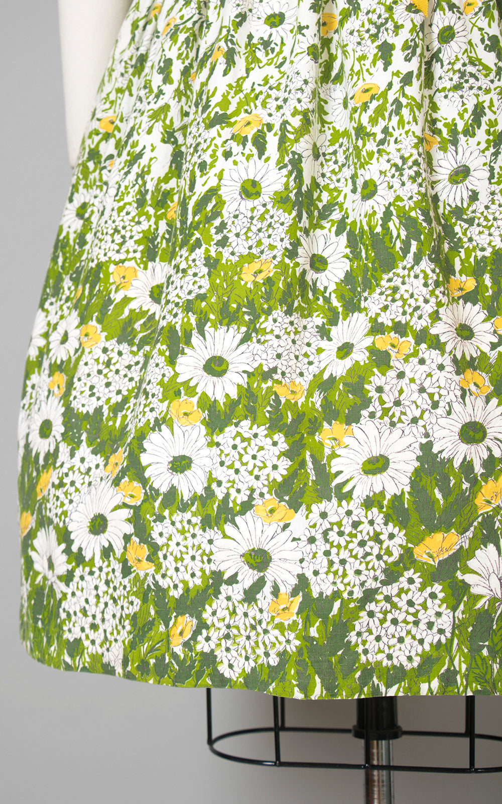 Vintage 1950s Dress | 50s Floral Daisy Border Print Cotton Green White Full Skirt Day Dress (medium)