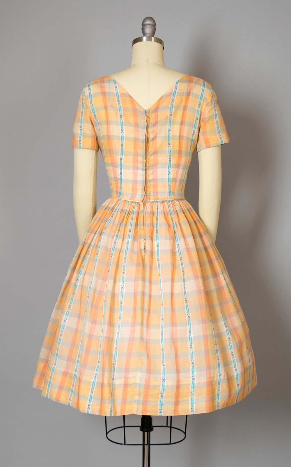 Vintage 1950s Dress | 50s Peach Peach Plaid Floral Woven Cotton Voile Full Skirt Day Dress (x-small)