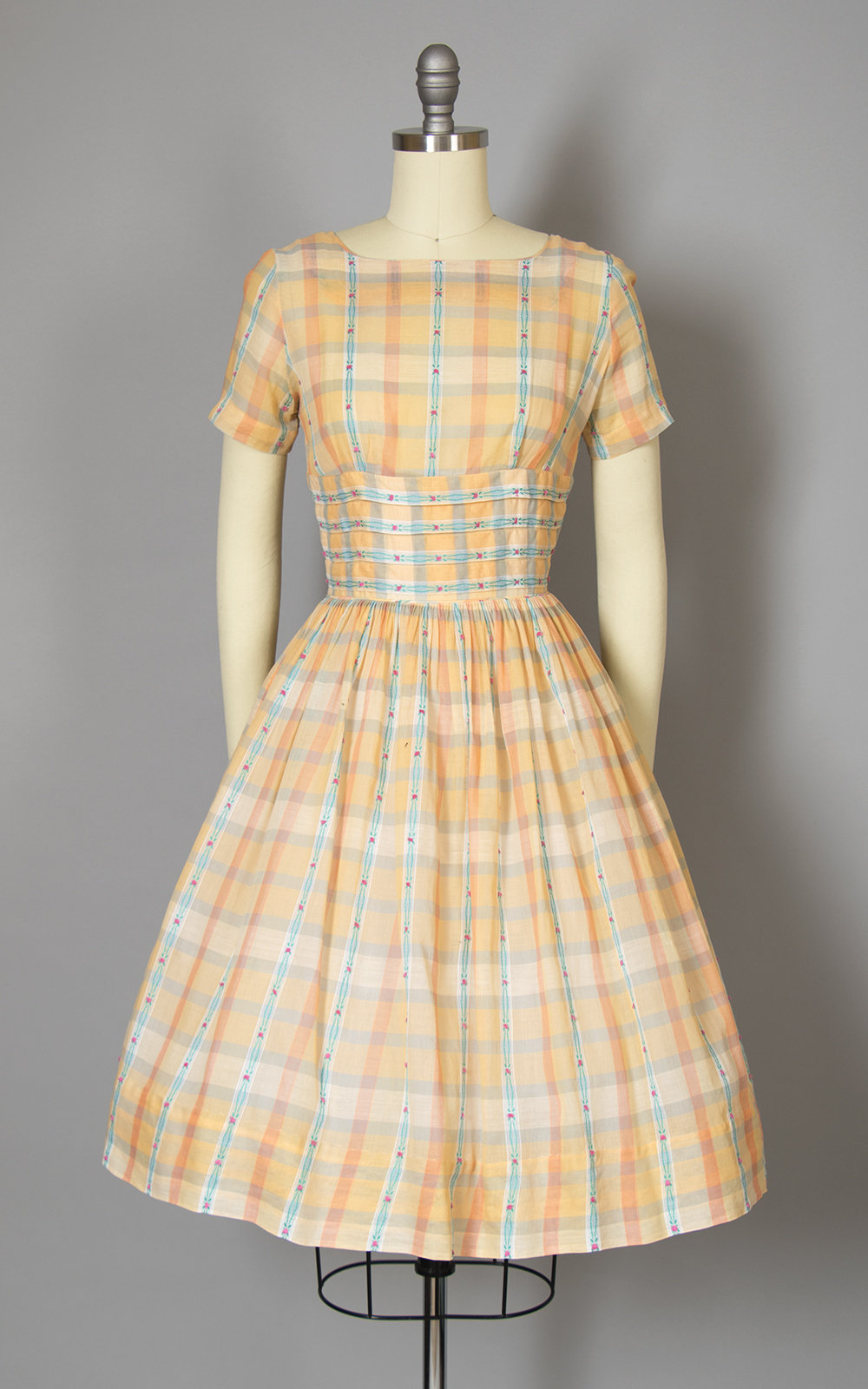 Vintage 1950s Dress | 50s Peach Peach Plaid Floral Woven Cotton Voile Full Skirt Day Dress (x-small)