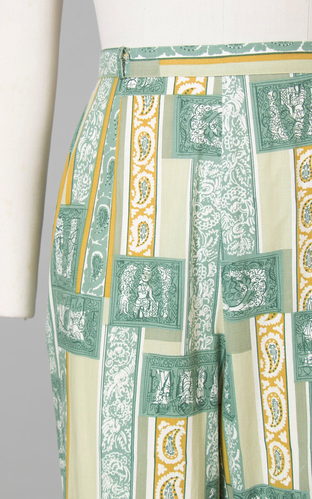 Vintage 1960s Capri Pants | 60s Novelty Print Floral Paisley Geometric Cotton Green High Waisted Pants (small)