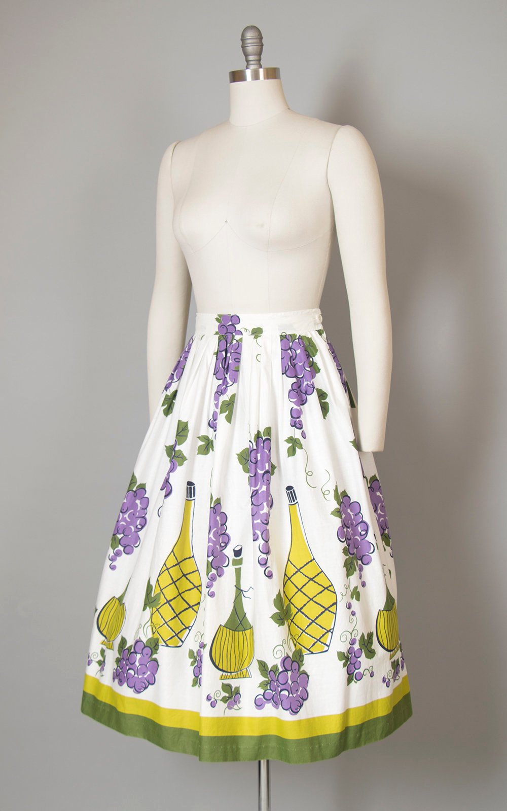 Vintage 1950s Skirt | 50s Grapes Wine Novelty Border Print Cotton White Purple Full Swing Skirt (small)