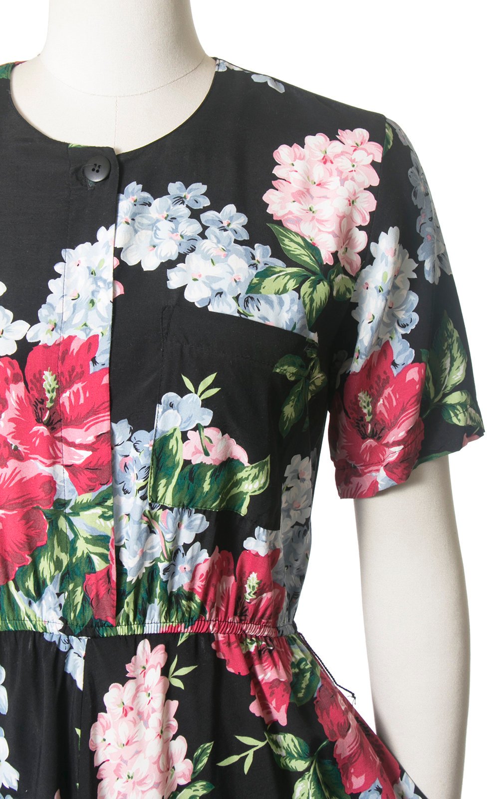 Vintage 1980s Dress | 80s CAROL ANDERSON Floral Print Black Rayon Shirt Dress Full Skirt Shirtwaist Midi Day Dress with Pockets (medium)
