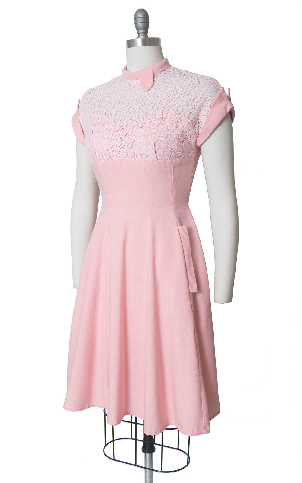 Vintage 1950s Dress | 50s Light Pink Lace Linen Sweetheart Neckline Full Skirt Dress with Pockets (medium)