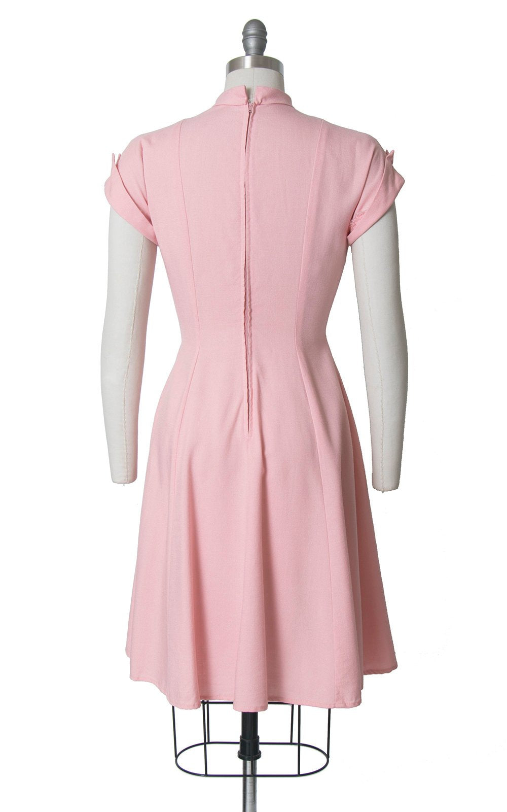 Vintage 1950s Dress | 50s Light Pink Lace Linen Sweetheart Neckline Full Skirt Dress with Pockets (medium)