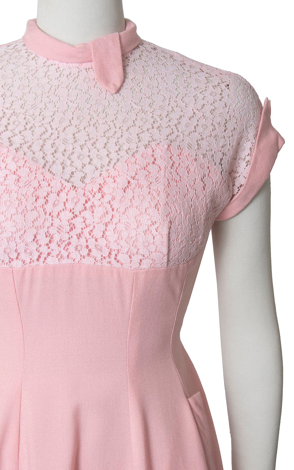 Vintage 1950s Dress | 50s Light Pink Lace Linen Sweetheart Neckline Full Skirt Dress with Pockets (medium)
