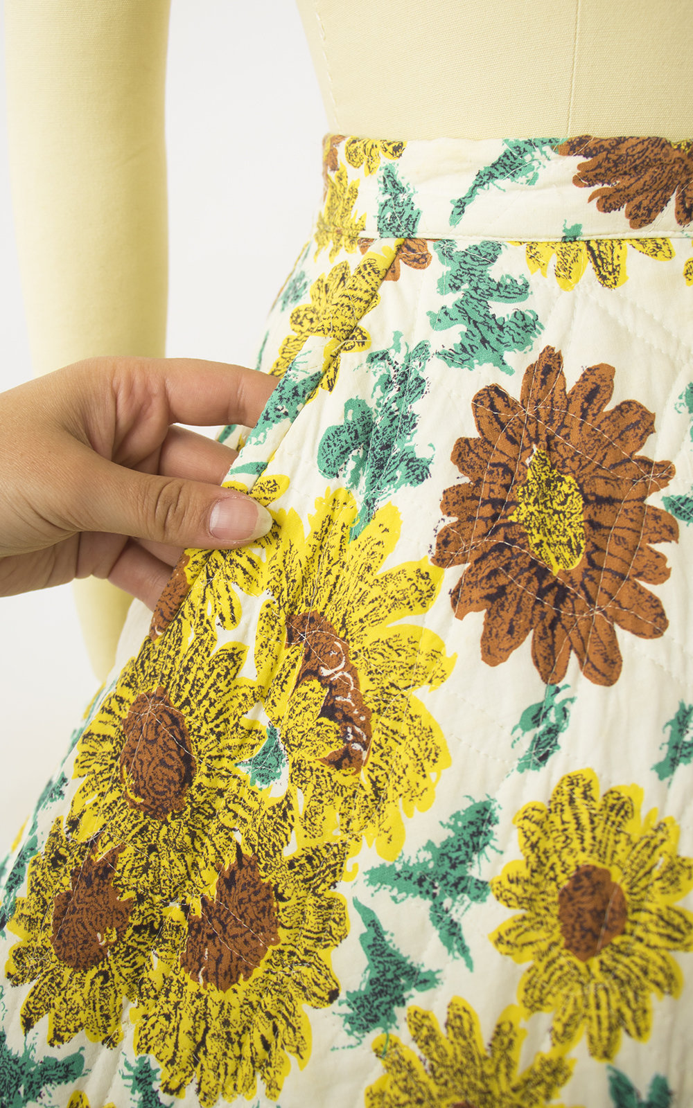 Vintage 1950s Skirt | 50s Sunflower Floral Print Quilted Cotton Yellow Full Skirt with Pockets (x-small)