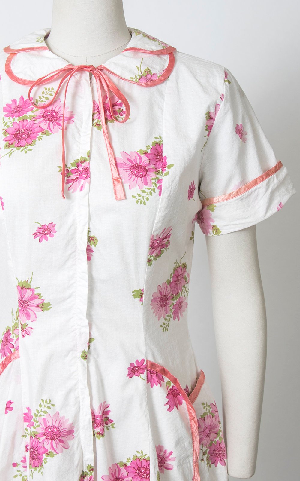 Vintage 1940s Dress | 40s Floral Print Cotton Day Dress White Pink House Dress with Pockets (medium)