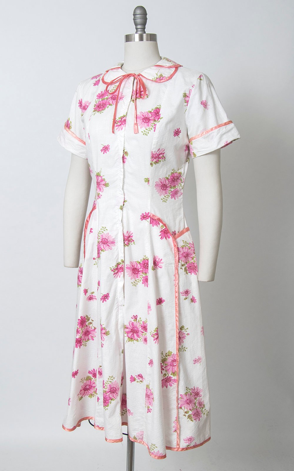 Vintage 1940s Dress | 40s Floral Print Cotton Day Dress White Pink House Dress with Pockets (medium)