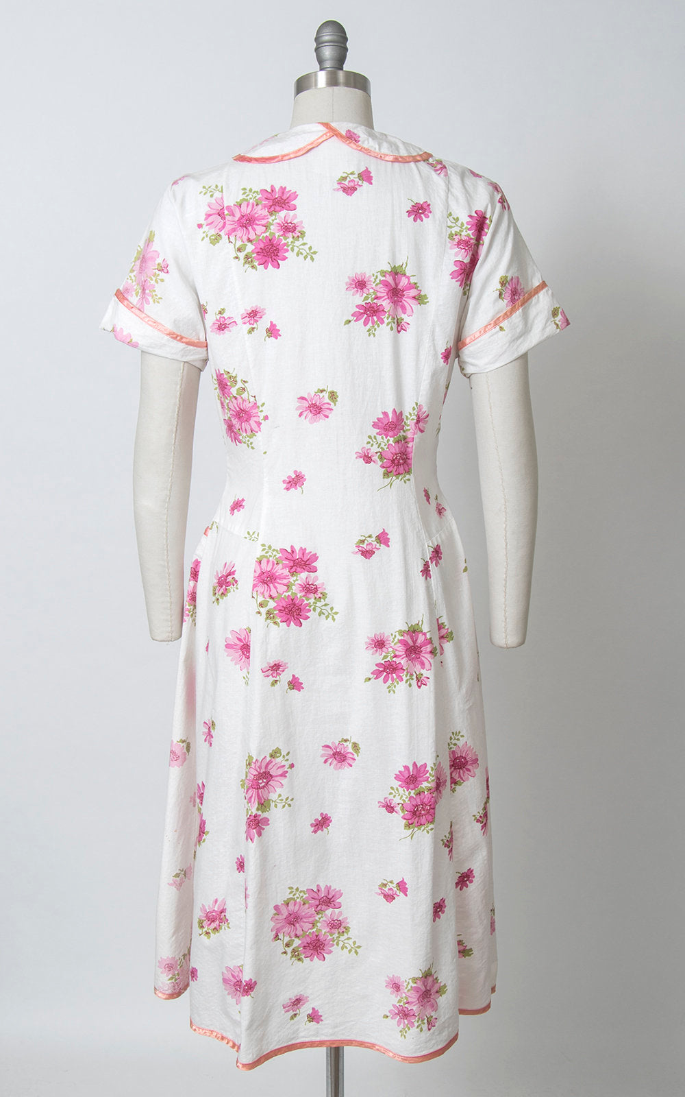 Vintage 1940s Dress | 40s Floral Print Cotton Day Dress White Pink House Dress with Pockets (medium)