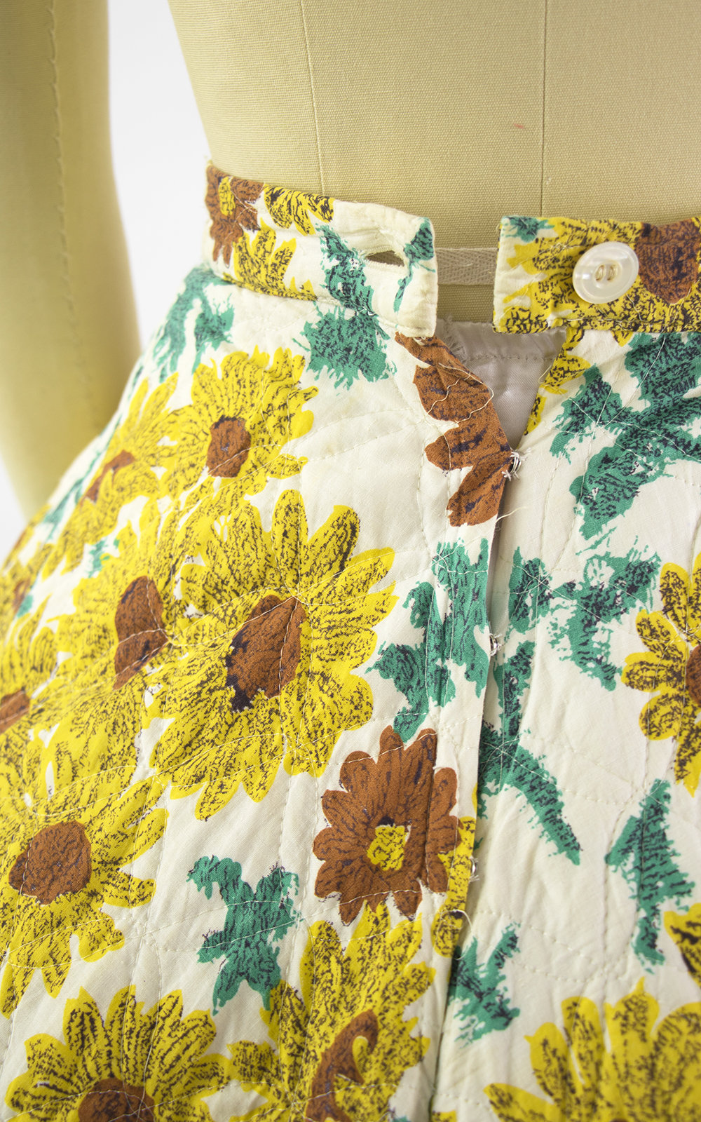 Vintage 1950s Skirt | 50s Sunflower Floral Print Quilted Cotton Yellow Full Skirt with Pockets (x-small)