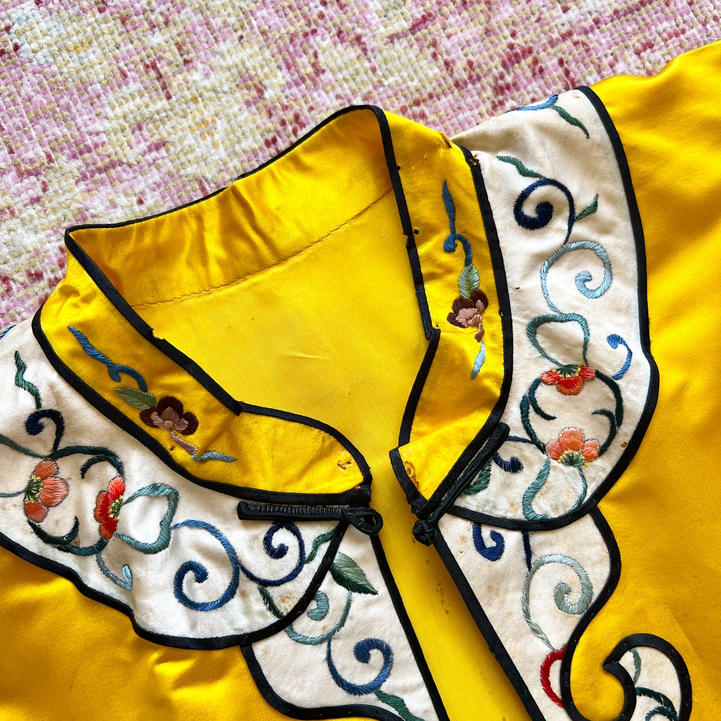 [AS-IS] Vintage Asian Embroidered Silk Jacket | medium/large